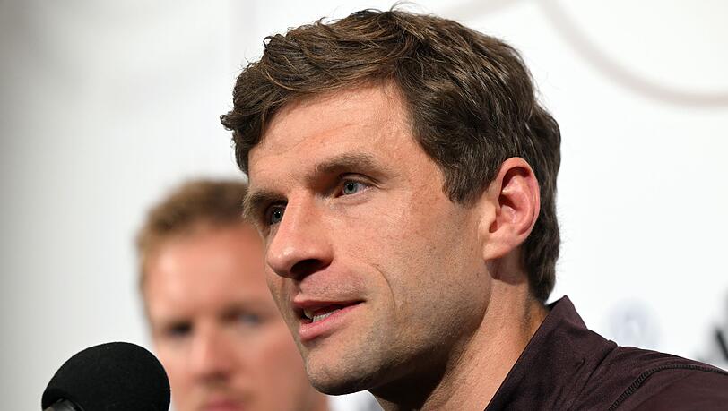 Deutschlands Thomas Müller beantwortet die Fragen von Journalisten.