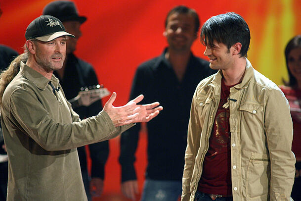 Wolfgang Petry und Sohn Achim im November 2007 in der ZDF-Show "Willkommen bei Carmen Nebel". Damals hatte Achim Petry gerade seine erste Solo-CD aufgenommen, sein Vater stand ihm dabei nach eigenen Angaben beratend zur Seite. Wolfgang Petry und Sohn Achim im November 2007 in der ZDF-Show "Willkommen bei Carmen Nebel". Damals hatte Achim Petry gerade seine erste Solo-CD aufgenommen, sein Vater stand ihm dabei nach eigenen Angaben beratend zur Seite.