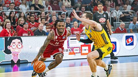 Bambergs Cobe Williams versucht an Albas Justin Bean vorbei zu ziehen