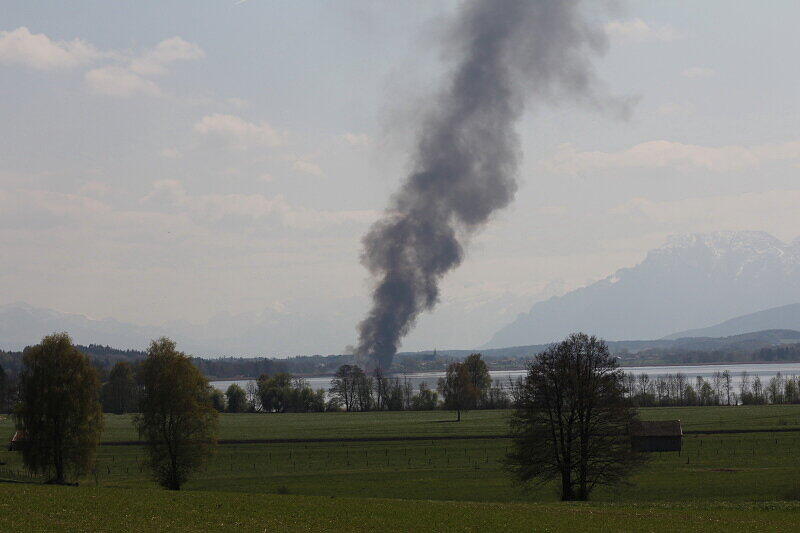Mit einer Löschkette kämpften ein Feuerwehrmänner gegen die Feuerwalze, die sich durch das Schilf fraß.