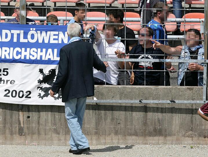 Frust beim Junioren-Spiel gegen Lautern: Löwenfans beschimpfen Dieter Schneider und verpassen dem Löwen-Präsident eine Bierdusche. Die Bilder
