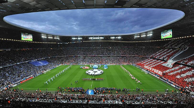 Die Choregraphie der Bayern-Fans: unsere Stadt, unser Stadion, unser Pokal.