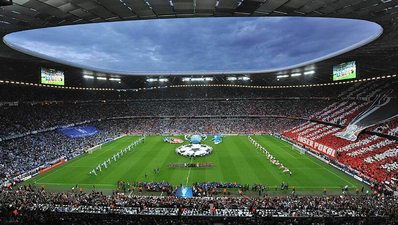 Die Choregraphie der Bayern-Fans: unsere Stadt, unser Stadion, unser Pokal. Die Choregraphie der Bayern-Fans: unsere Stadt, unser Stadion, unser Pokal.