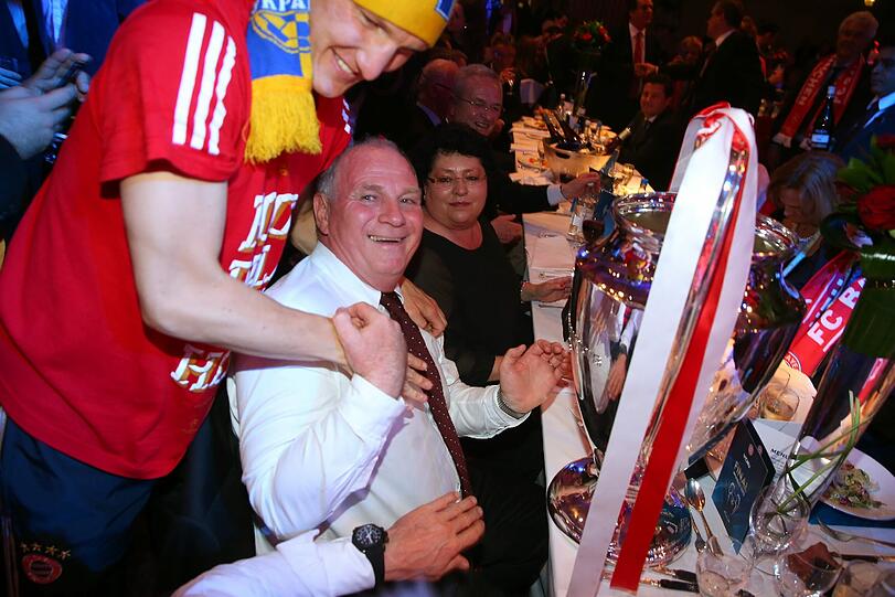 Mit Bayern-Präsident Uli Hoeneß nach dem Gewinn der Champions League.