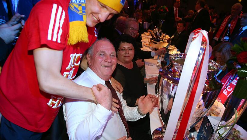Mit Bayern-Präsident Uli Hoeneß nach dem Gewinn der Champions League. Mit Bayern-Präsident Uli Hoeneß nach dem Gewinn der Champions League.
