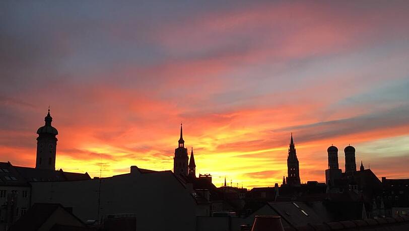 Münchens Altstadt-Panorama - immer nett anzusehen, doch an diesem Abend einfach nur atemberaubend schön. Münchens Altstadt-Panorama - immer nett anzusehen, doch an diesem Abend einfach nur atemberaubend schön.