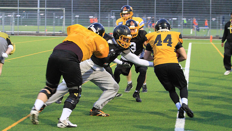 Schuften für die Football-Bundesliga: Das Team der Munich Cowboys beim Training. Schuften für die Football-Bundesliga: Das Team der Munich Cowboys beim Training.