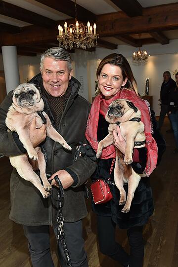 Unternehmer-Ehepaar: Pamela und Lutz Dreisbach mit den Hunden Elvis und Tiger.