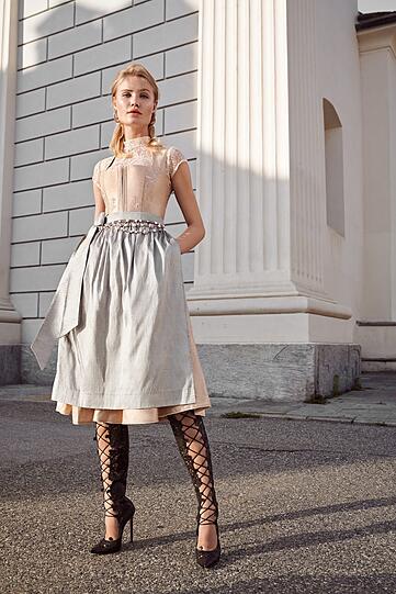 Relativ schlicht, aber trotzdem sündteuer: So präsentiert das Label Kinga Mathe sein Luxusdirndl.