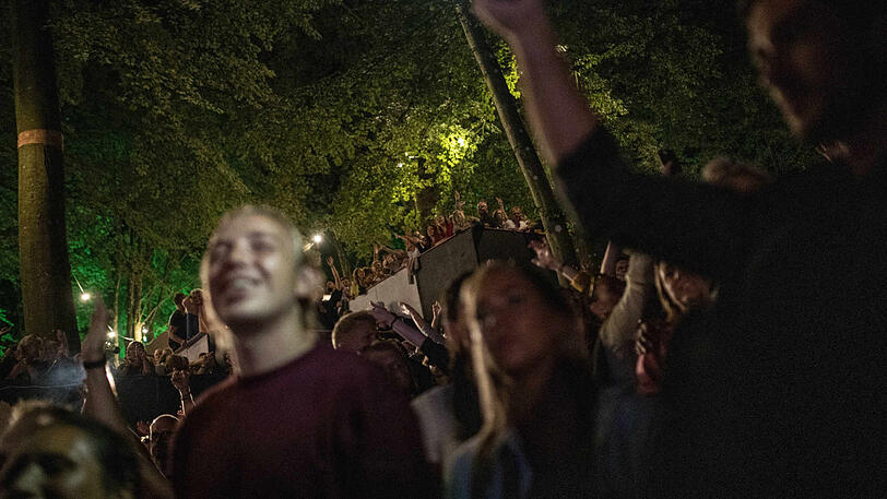 Beamten auf Streife entdeckten die nicht angemeldete Party in einem Waldstück. (Symbolbild)