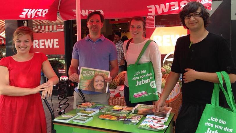 Am Wochenende waren die Grünen in Schwabing mit ihrer Jute-Aktion aktiv. Am Wochenende waren die Grünen in Schwabing mit ihrer Jute-Aktion aktiv.