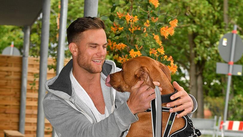 Sebastian Preuss mit Patenhund Chopper.
