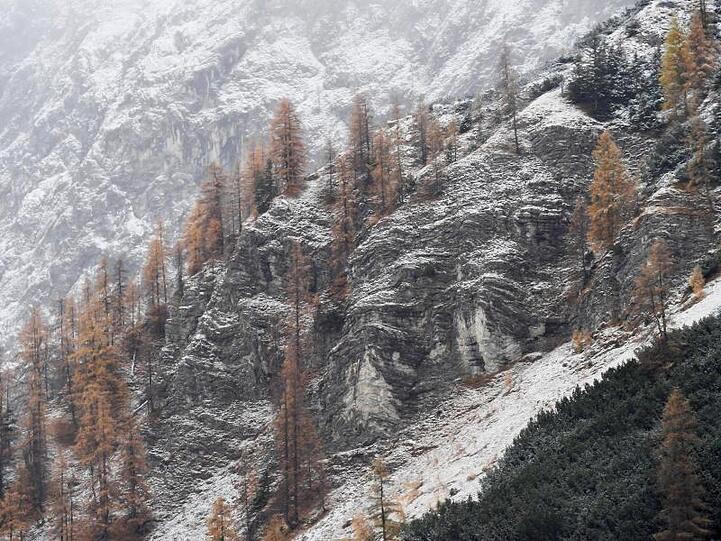 Schnee auf der Nordseite der Zugspitze.