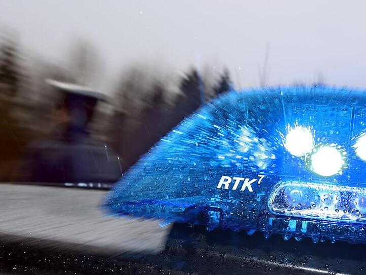 Ein Polizist steht neben einem Streifenwagen. Foto: Karl-Josef Hildenbrand/dpa/Archivbild
