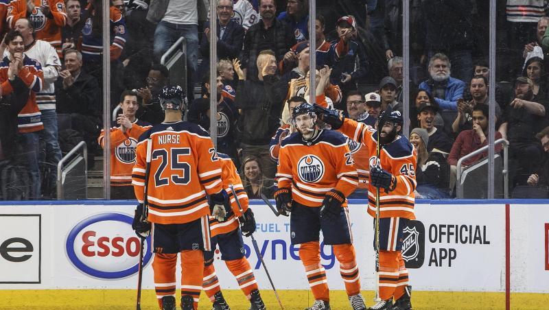 Leon Draisaitl (2.v.r) wird nach seinem dritten Tor von seinen Mitspielern und den Fans gefeiert. Leon Draisaitl (2.v.r) wird nach seinem dritten Tor von seinen Mitspielern und den Fans gefeiert.