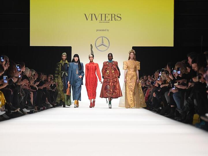 Models stellen verschiedene Stücke bei der Show von "Fashion Talents from South Africa" am Eröffnungsabend der Mercedes-Benz Fashion Week im Kraftwerk Berlin vor.