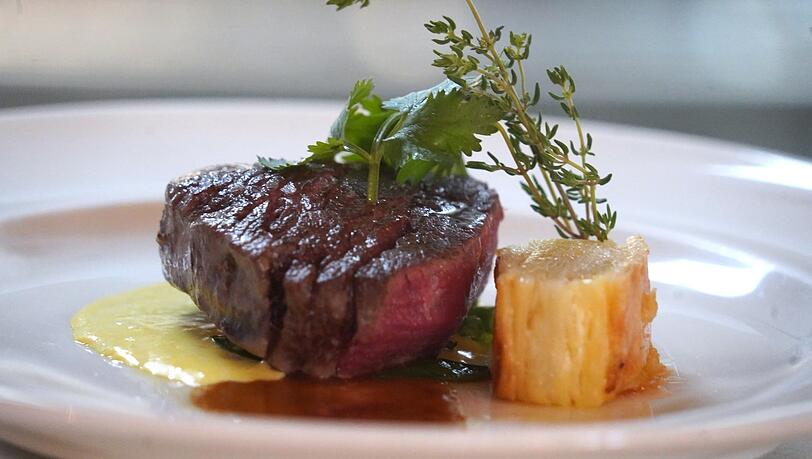4. Gang: Rinderfilet mit Ennese und Kartoffel-Millefeuille 4. Gang: Rinderfilet mit Ennese und Kartoffel-Millefeuille
