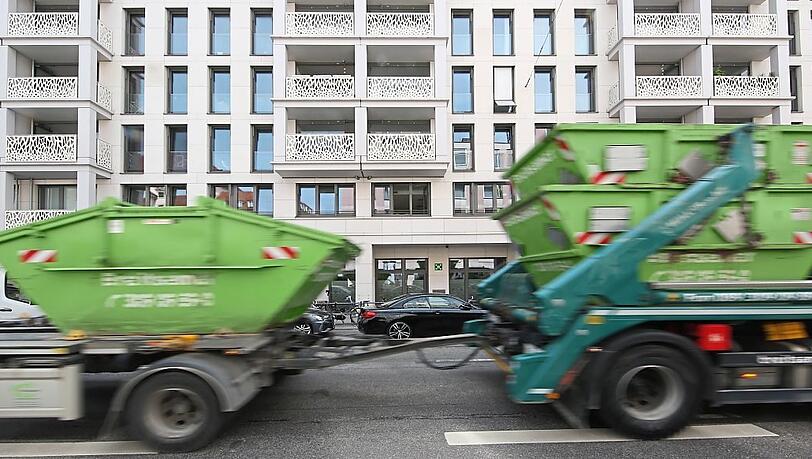 Das Haus für Kinder an der Oettingenstraße (Erdgeschoss). Trotz Tempo 30 rauscht hier massenhaft Verkehr vorbei - auch Schwerlastverkehr. Foto: Sigi Müller Das Haus für Kinder an der Oettingenstraße (Erdgeschoss). Trotz Tempo 30 rauscht hier massenhaft Verkehr vorbei - auch Schwerlastverkehr. Foto: Sigi Müller