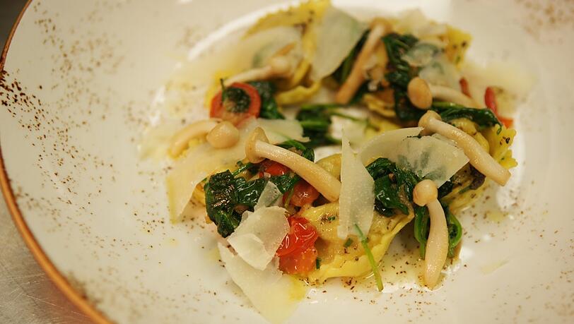 Steinpilz-Tortellini mit Trüffelbutter und frischem Spinat Steinpilz-Tortellini mit Trüffelbutter und frischem Spinat