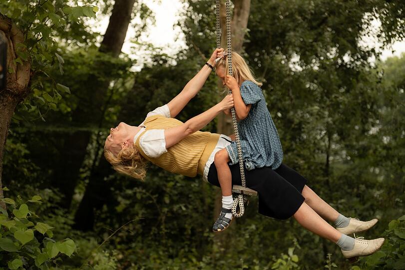 Astrid Lindgren (Sofia Pikkari) genie&szlig;t mit Ihrer Tochter Karin unbeschwerte Stunden noch vor dem Krieg