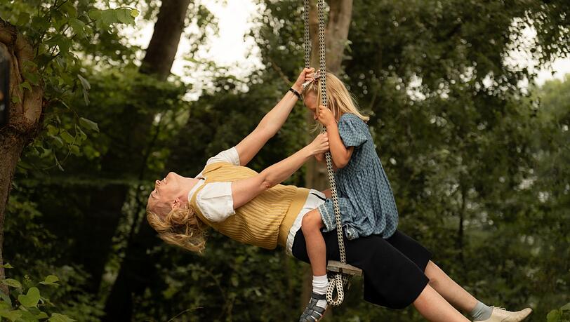 Astrid Lindgren (Sofia Pikkari) genie&szlig;t mit Ihrer Tochter Karin unbeschwerte Stunden noch vor dem Krieg