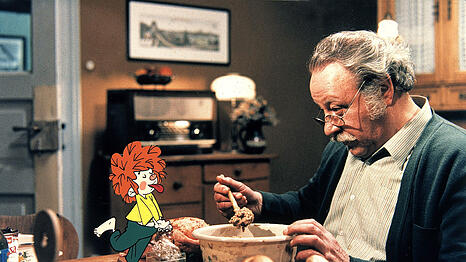 Schauspieler Gustl Bayrhammer und der kleine Kobold Pumuckl (links) in einer Szene aus "Meister Eder und sein Pumuckl" (undatierte Filmszene).
