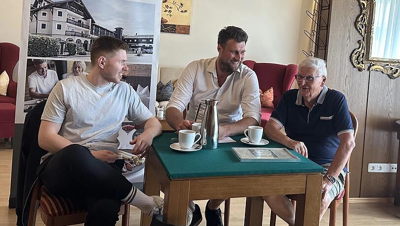 AZ-Reporter Kilian Kreitmair traf sich mit dem ehemaligen DFB-Präsidenten Theo Zwanziger im Thermalhotel Gass in Bad Füssing von Johannes Richstein, der bereits ein Tor des Monats erzielen konnte. AZ-Reporter Kilian Kreitmair traf sich mit dem ehemaligen DFB-Präsidenten Theo Zwanziger im Thermalhotel Gass in Bad Füssing von Johannes Richstein, der bereits ein Tor des Monats erzielen konnte.