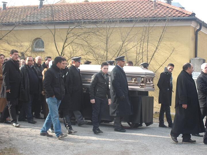 Der 17-jährige Lorenzo M., der in Fulda bei Autokauf erschossen wurde, findet seine Ruhe am Münchner Nordfriedhof. Die Bilder von der Beisetzung.