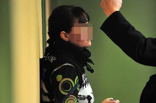 Tatiana A. (30) half bei über Millionen-Steuerhinterziehung. In der U-Haft hat sie eine Tochter entbunden, mit der sie jetzt in Freiheit darf.