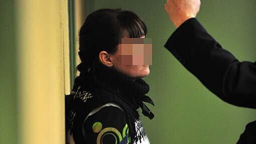 Tatiana A. (30) half bei über Millionen-Steuerhinterziehung. In der U-Haft hat sie eine Tochter entbunden, mit der sie jetzt in Freiheit darf. Tatiana A. (30) half bei über Millionen-Steuerhinterziehung. In der U-Haft hat sie eine Tochter entbunden, mit der sie jetzt in Freiheit darf.
