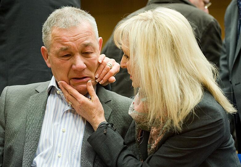 Fassungslos: Der Angeklagte Josef E. muss sich immer wieder von seiner Frau Aloisia trösten lassen.