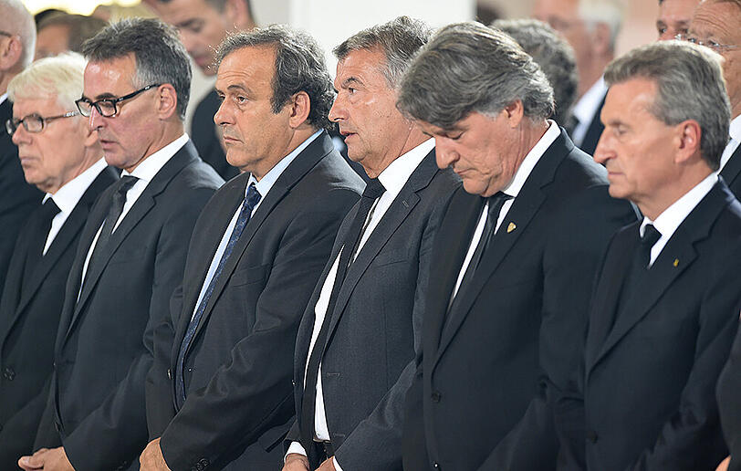 Ligapräsident Reinhard Rauball (l-r), DFB-Generalsekretär Helmut Sandrock, UEFA-Präsident Michel Platini, DFB-Präsident Wolfgang Niersbach, Präsident des VfB Stuttgart, Bernd Wahler, und der ehemalige Ministerpräsident Baden-Württembergs und jetzige EU-Kommissar Günther Oettinger