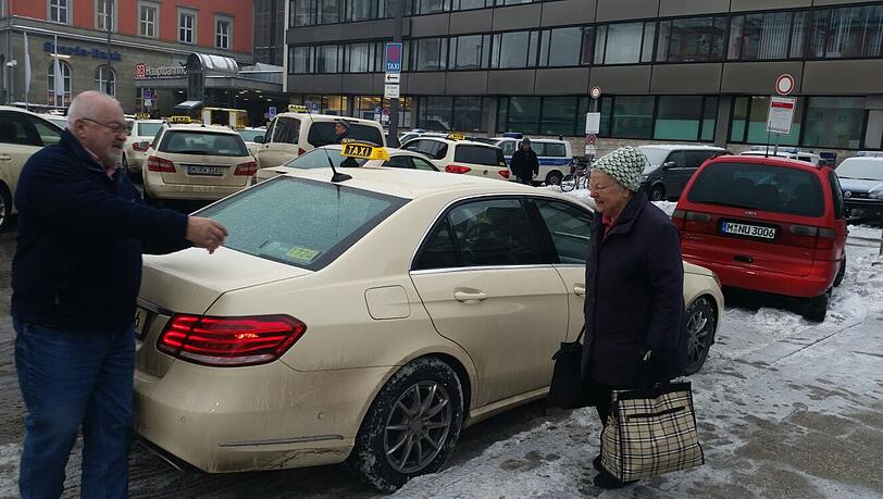 Achtung Glatteis: Der Deutsche Wetterdienst hat am Mittwochmorgen eine amtliche Unwetterwarnung für München und Umgebung herausgegeben. Achtung Glatteis: Der Deutsche Wetterdienst hat am Mittwochmorgen eine amtliche Unwetterwarnung für München und Umgebung herausgegeben.