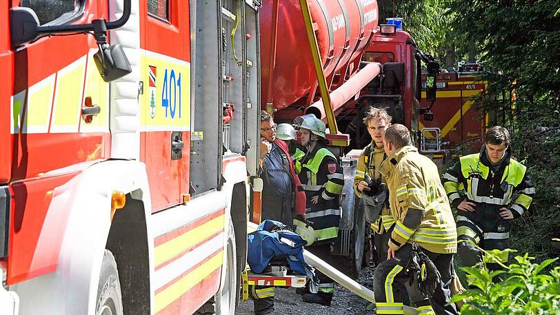 Unter extremen Bedingungen kämpfte sich die Feuerwehr zu den Flammen vor.