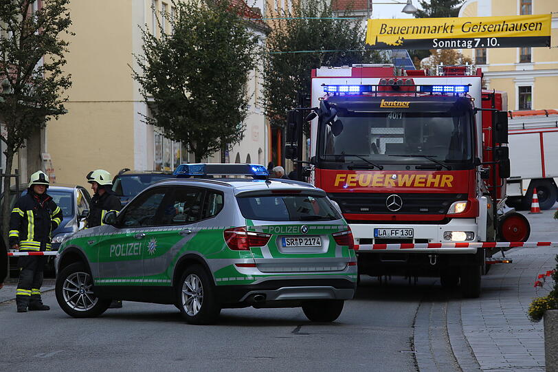 Polizei und Feuerwehr sperrten die Unfallstelle.