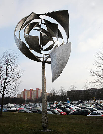 Ein Wahrzeichen von Neuperlach: Die Raumspindel &bdquo;Space Churn&ldquo;, die 1972 von George M. Rickey gebaut wird.