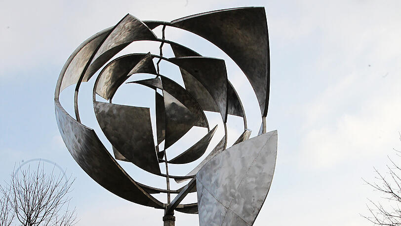 Ein Wahrzeichen von Neuperlach: Die Raumspindel „Space Churn“, die 1972 von George M. Rickey gebaut wird. Ein Wahrzeichen von Neuperlach: Die Raumspindel „Space Churn“, die 1972 von George M. Rickey gebaut wird.