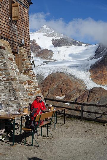 Von der Terrasse der Hildesheimer Hütte blickt man auf den Gletscher unterhalb der Pfaffenscheid.