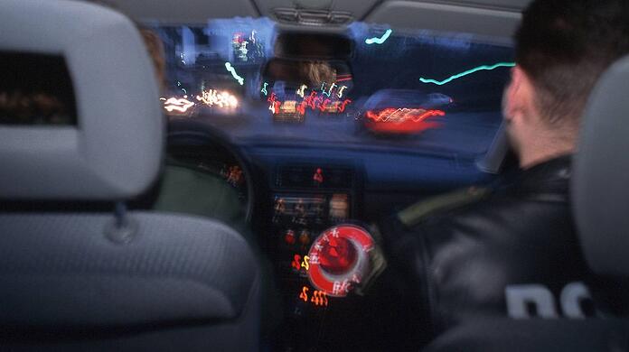 Mehrere Polizeistreifen mussten am Donnerstagabend einen Porsche-Raser verfolgen. (Symbolbild)