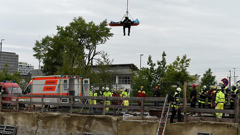 Mit Hilfe des Baukrans wurde der Verletzte in einer Schleifkorbtrage aus der Baustelle gehievt.