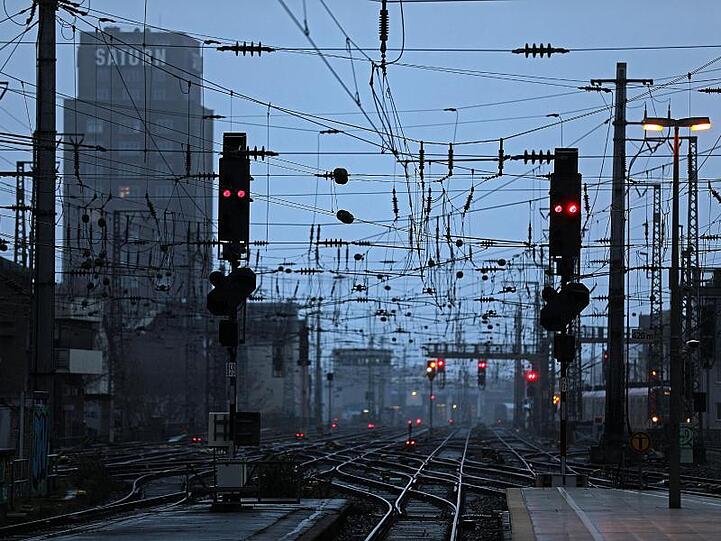 Die Gleise zum Kölner Hauptbahnhof sind leer, die Signale zeigen Rot.