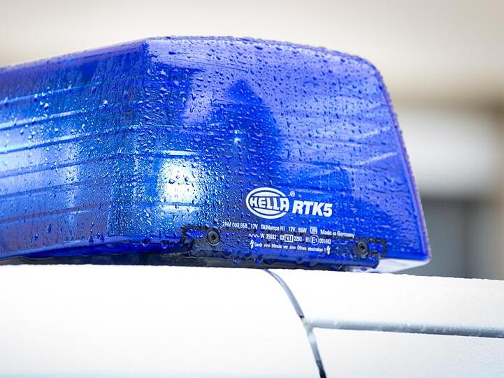 Das Blaulicht eines Polizeifahrzeugs. Foto: Friso Gentsch/Archiv