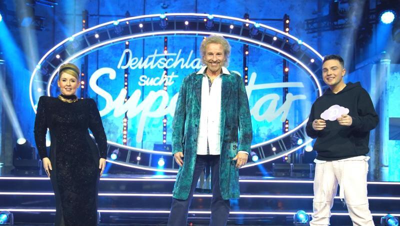 Sängerin Maite Kelly, Moderator Thomas Gottschalk und Sänger Mike Singer stehen auf der Bühne. Gottschalk nimmt in den diesjährigen Final-Shows den Platz von Chef-Juror D. Bohlen ein. Sängerin Maite Kelly, Moderator Thomas Gottschalk und Sänger Mike Singer stehen auf der Bühne. Gottschalk nimmt in den diesjährigen Final-Shows den Platz von Chef-Juror D. Bohlen ein.