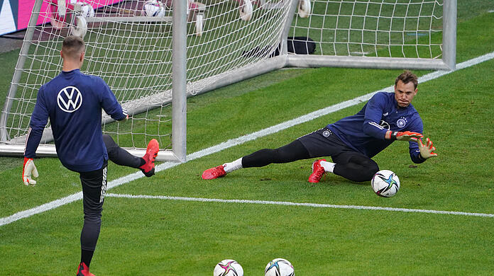 Beim Abschlusstraining stand Manuel Neuer (r.) noch zwischen den Pfosten.