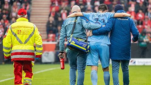 Bochums Keven Schlotterbeck (2.v.r) musste im Spiel gegen seinen Ex-Club Union früh ausgewechselt werden.