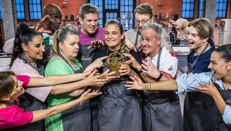 "Das große Promibacken" mit (v.l.) Ella Endlich, Senna Gammour, Bruce Darnell, Manuela Wisbeck, Steffen Groth, Nadine Angerer (mit Pokal), Maxi Gstettenbauer, Pierre Littbarski, Vincent Gross und Amira Aly (r.).