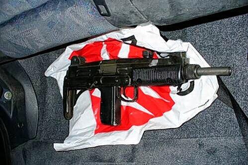 Am Rücksitz entdeckt: die Uzi-Maschinenpistole.