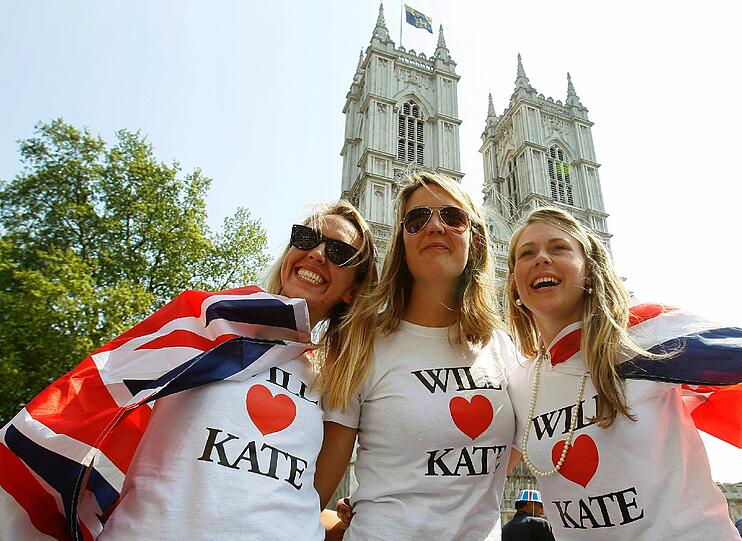 Ein Fahnenmeer, geschminkte Gesichter, jubelnde Menschenmassen: So feiert das Volk die Hochzeit von Kate und William. Die Bilder.