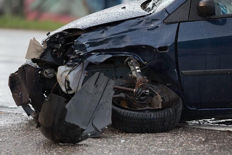 Weil ein Autofahrer (84) ein Motorrad übersehen hat, kommt es bei Ainring zu einem schweren Verkehrsunfall. Der Motorradfahrer wird schwer verletzt, seine Sozia, eine 20-jährige Schülerin, stirbt.