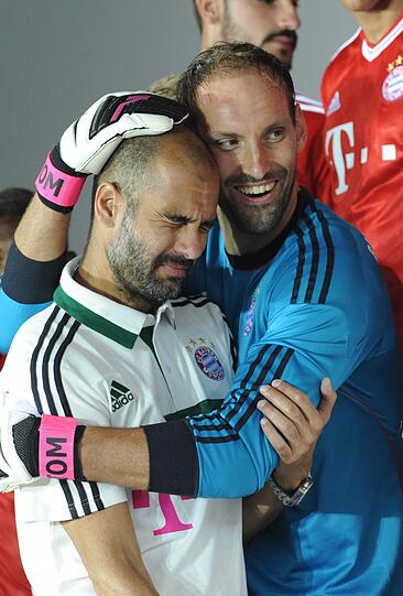 Schöne Szene: Hier entschuldigt sich Tom Starke liebevoll für einen kleinen Rempler bei Coach Guardiola.